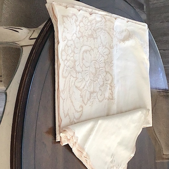 Vintage Italian Tablecloth Embroidered with 12 napkins.Never used. - Picture 4 of 4